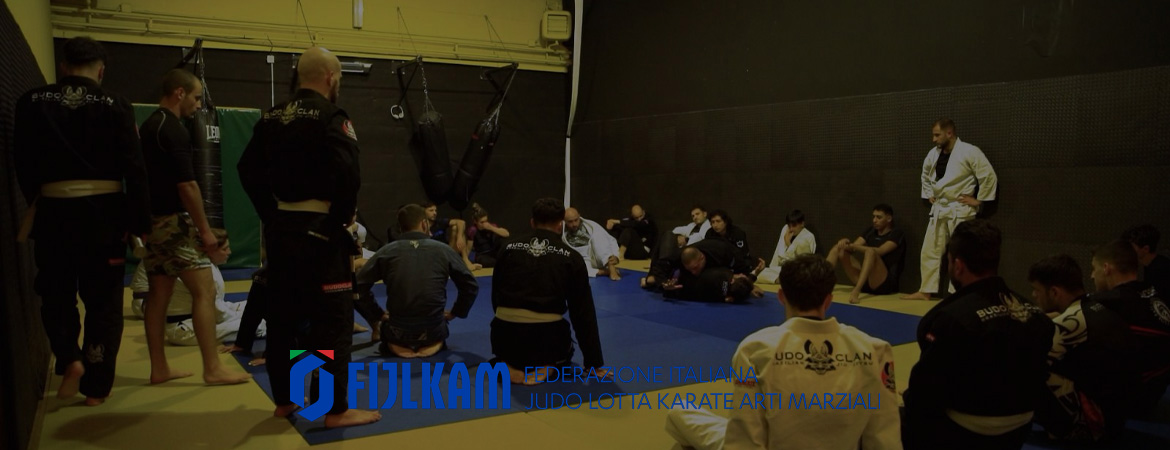 atleti del Budoclan Roma Est durante un allenamento nel dojo