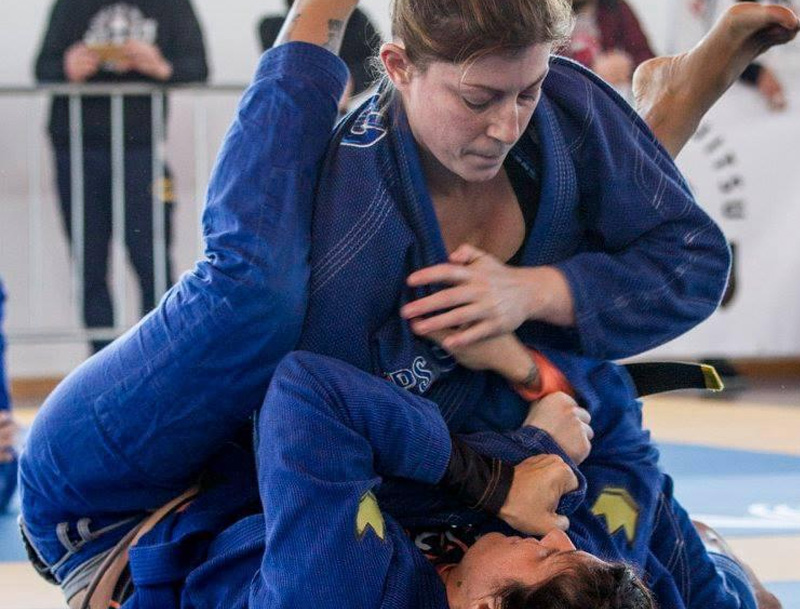 Chiara Scappa, cintura nera BJJ, esegue una finalizzazione durante un match